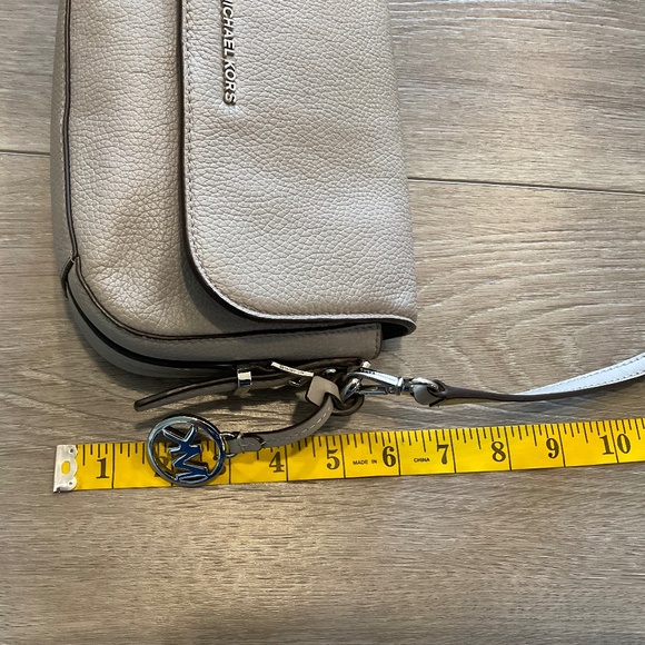 Michael Kors Crossbody Bag Greige Pebble Leather - Picture 14 of 15